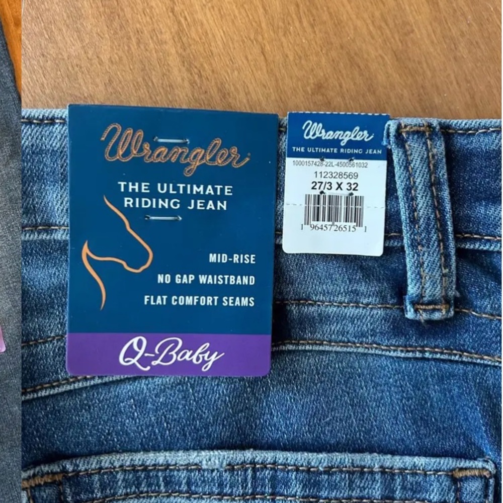 NWT Wrangler Women's Blue Jeans. 27/32.